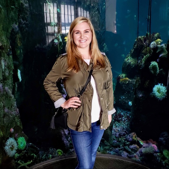 Meet your Posher, Liz - Picture 2 of 3